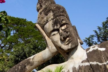 Liegender-Buddha
